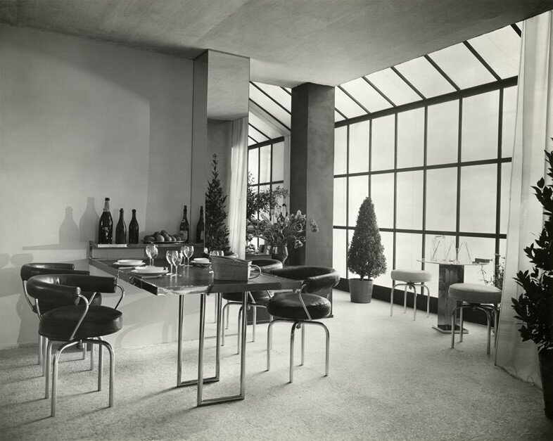 Travail et sport. Charlotte Perriand, 1927. Bar and kitchen view with