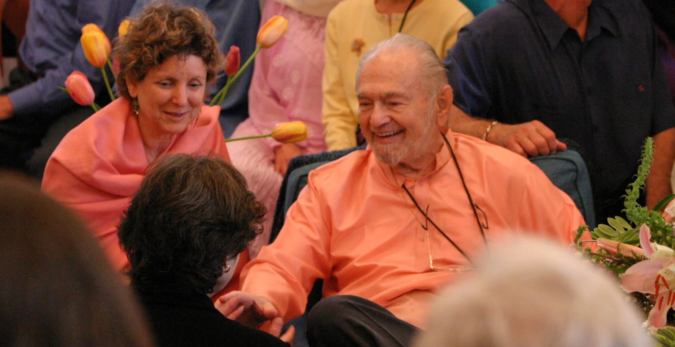 Asha with Swami in Palo Alto 2006.jpg