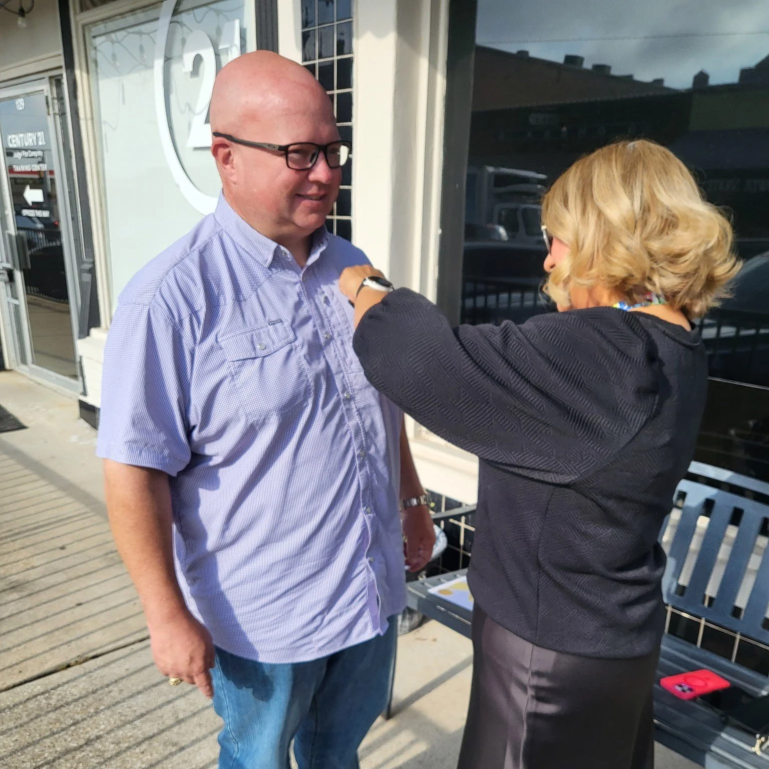 Liz Calvo with John Knight of The Knight Family Foundation, receiving a Pinwheel Pin on behalf of the foundation.
