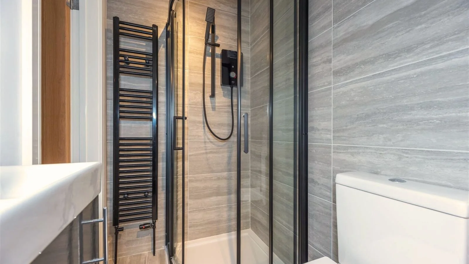 Ensuite bathroom in eaves.jpg