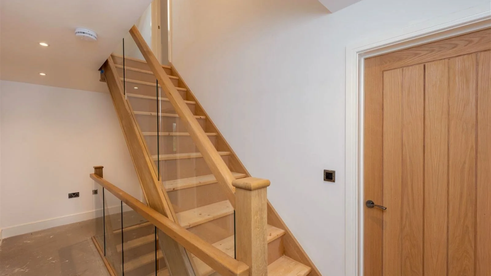 Oak and glass staircase.jpg