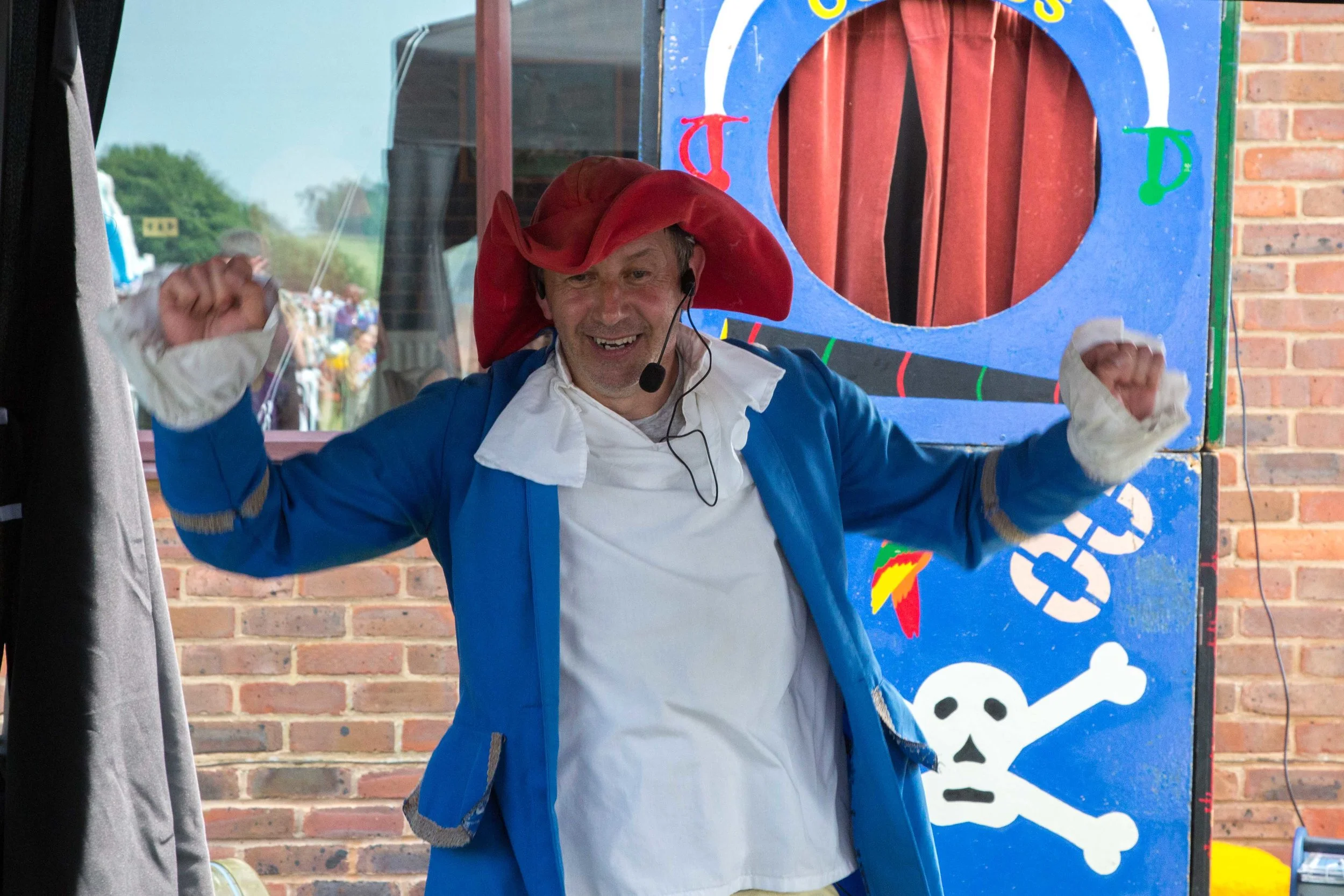 Pirate entertaining the kids.JPG