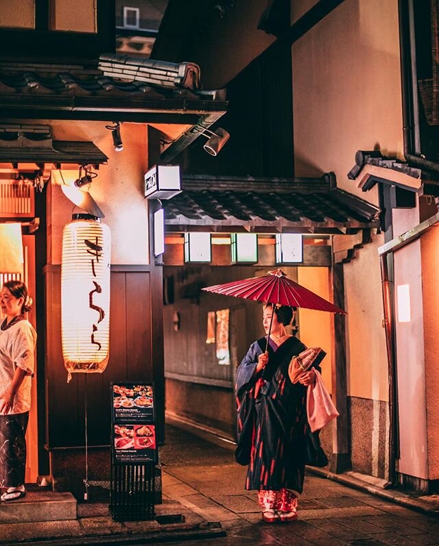 Last night we went Downtown. Downtown Geishatown 🇯🇵 .
.
.
.
.
.
#japan #kyoto #kyotojapan #kyototravel #kyototrip #kyotogram #geisha #geishagirl #night #nightphotography #ig_masterpiece #flashesofdelight #travelog #mytinyatlas #visualmobs #theglobe