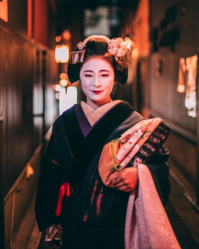 Maiko - The Apprentice
.
.
.
.
.
.
#japan #kyoto #kyotojapan #kyototravel #kyototrip #kyotogram #geisha #geishagirl #night #nightphotography #ig_masterpiece #flashesofdelight #travelog #mytinyatlas #visualmobs #theglobewanderer #exploringtheglobe #tr