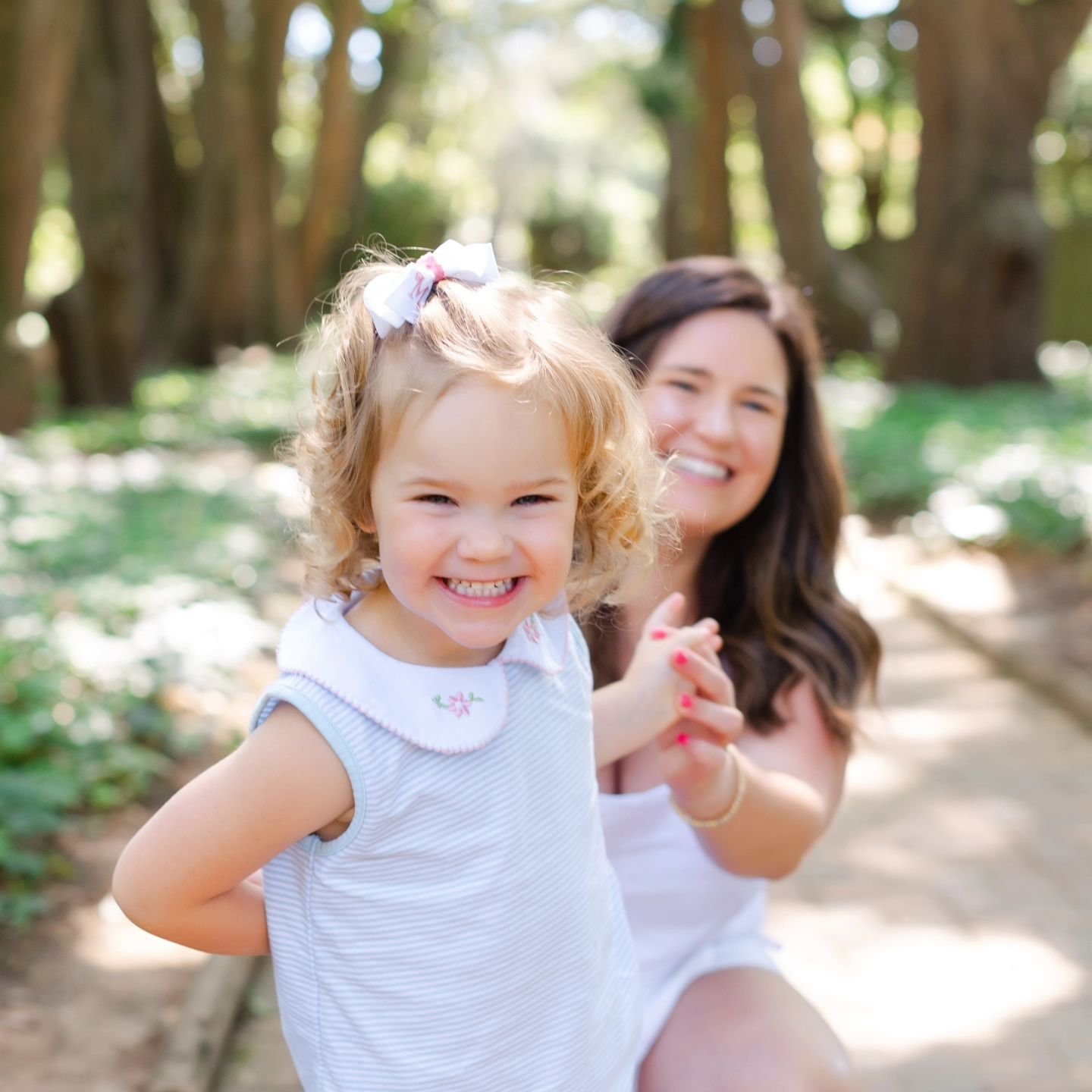 I'm opening family session availability at Hopelands or the downtown area this Saturday morning &amp; Sunday afternoon. Follow the link to book: www.rebeccajudyphotography.com/seasonal-sessions