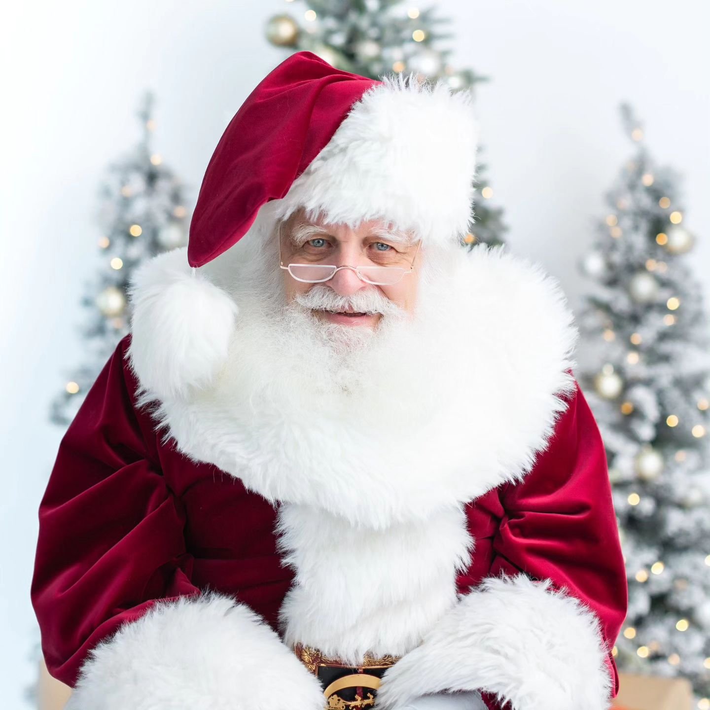 SANTA Sessions are still live on my website! Experience a fun Christmas experience with your family. My Santa set &amp; formal Christmas set will be one in the same this year, so if you would like to take photos without Santa please send me a note 🎅