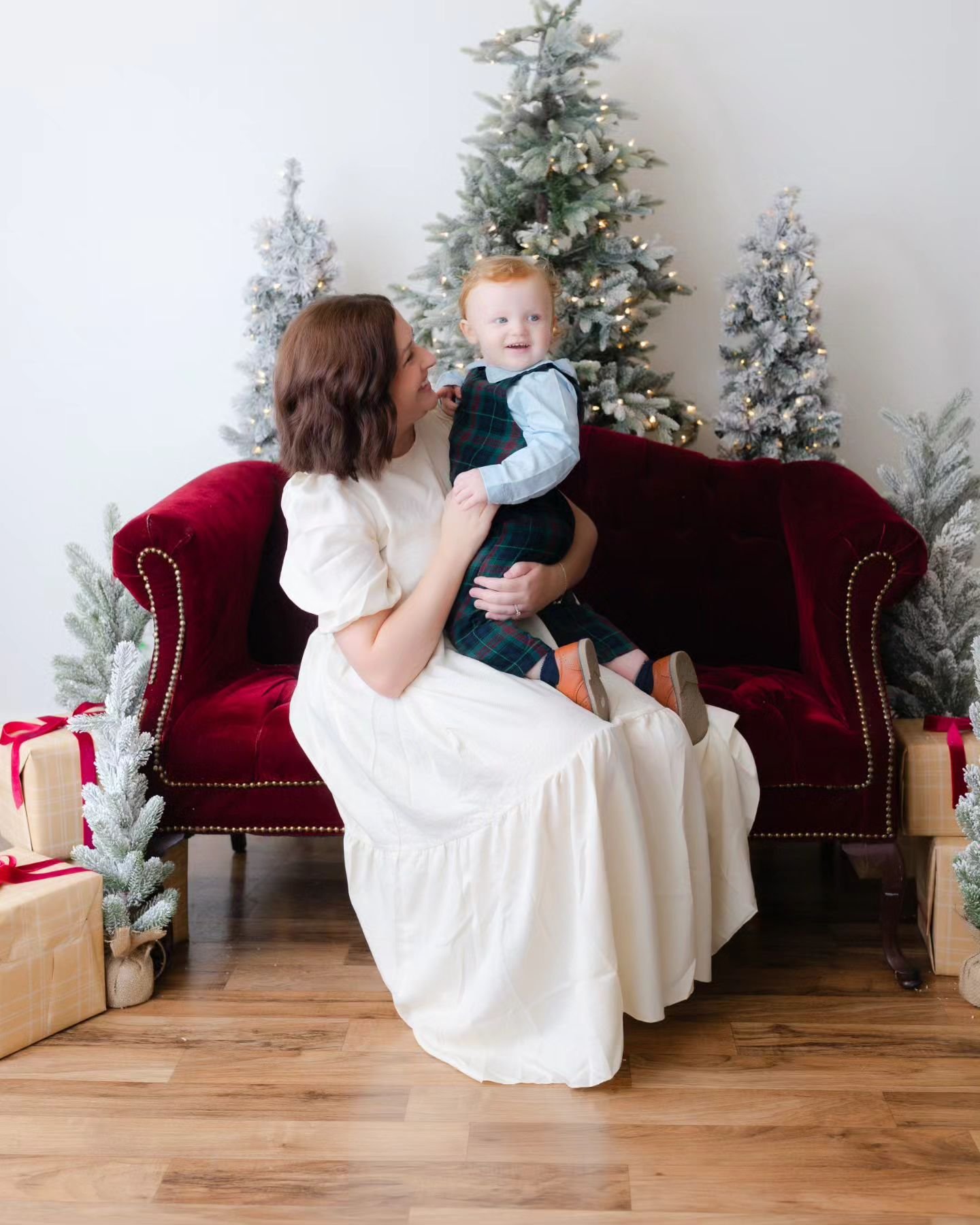 Santa/Christmas formal set announcement 2024! 🎄🎅 
These sessions are booking quickly, you can book your session here: www.rebeccajudyphotography.com/seasonal-sessions - If I book out Friday, I will be opening a few slots on Thursday afternoon/eveni