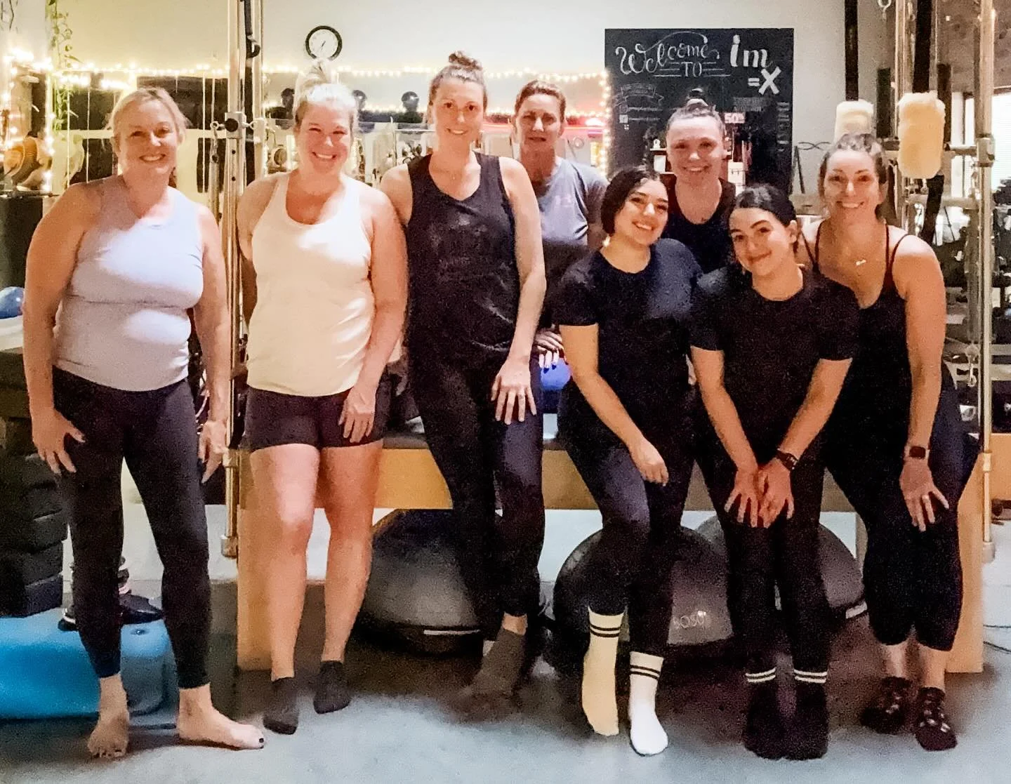The smiles were bright 😁

The vibes were high 💫

Three things you need to teach an evening barre class:
1. Kick A$$ group of #barrebesties 👯&zwj;♀️
2. Good music 🎶 
3. Caffeine 😅

#barrefitness #barreworkout #barreclass #barreinstructor #stickys