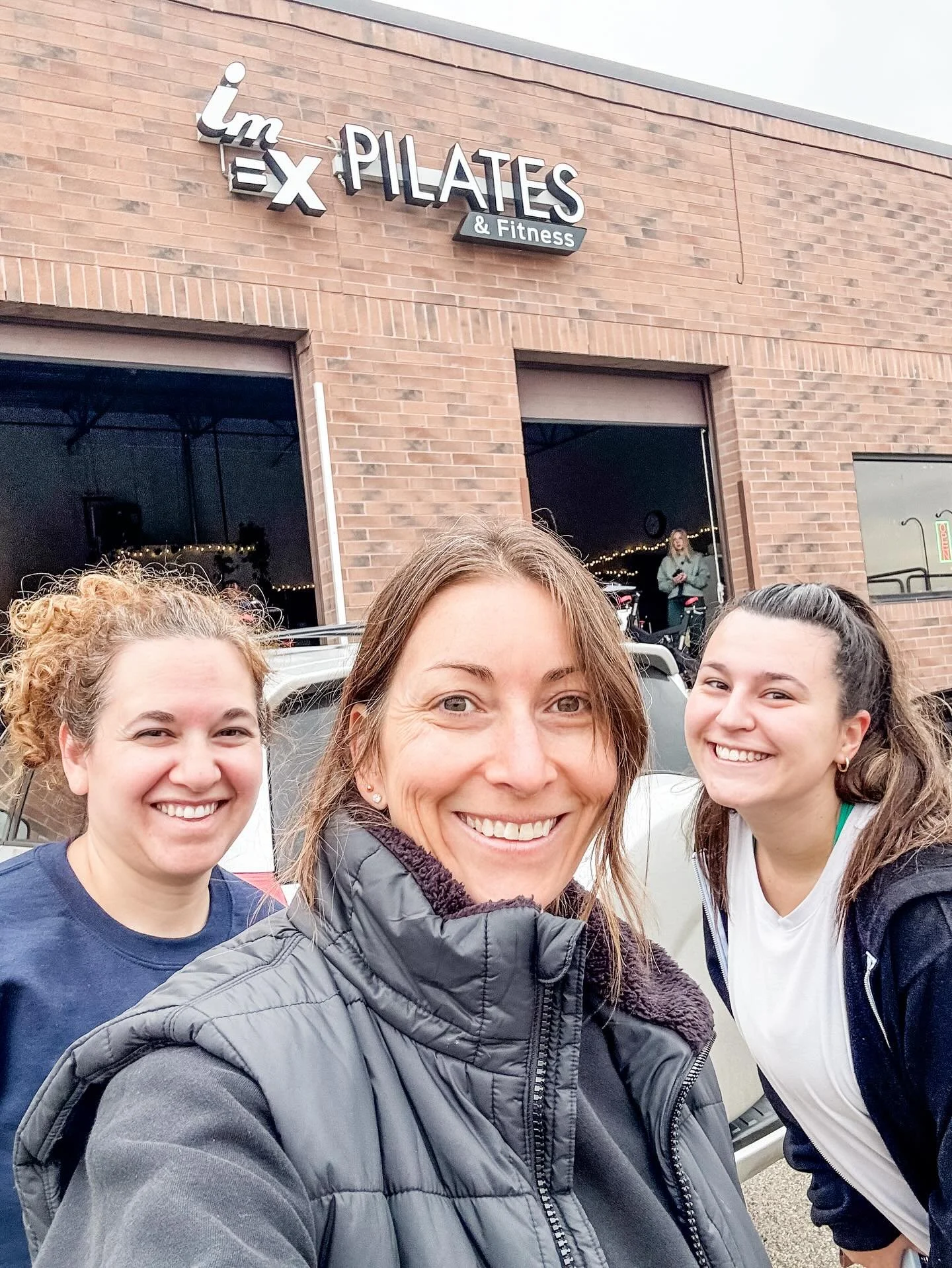 Unintentional barre bestie meetup! I love when I get to be in class with my girls 👯&zwj;♀️ 💛

#pilateslife #imxpilates #barrebesties #barreistabewell