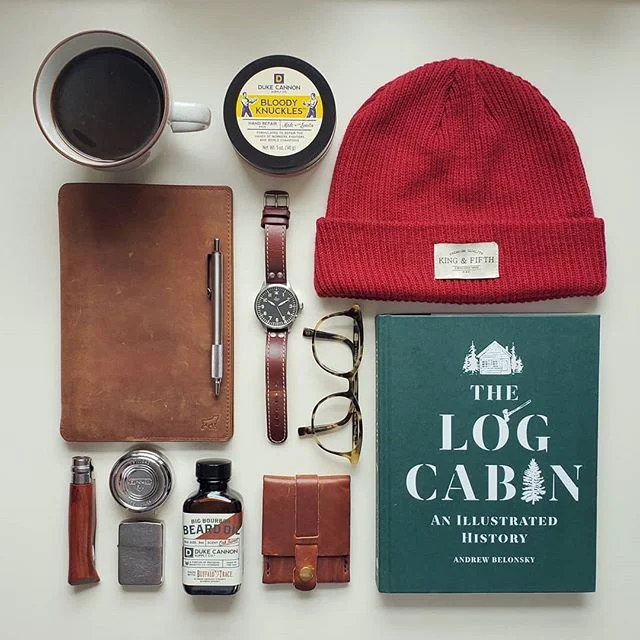 Essentials for a grey, lazy Sunday.
Tap for brands.
.
.
.
#menswear #rugged #ruggedstyle #flatlays #flatlay #edc #edcgear #everydaycarry #leathergoods #flatlaystyle #winterfashion #warbyparker #accessories #whiskeyleatherworks #opinel #mensfashion #w