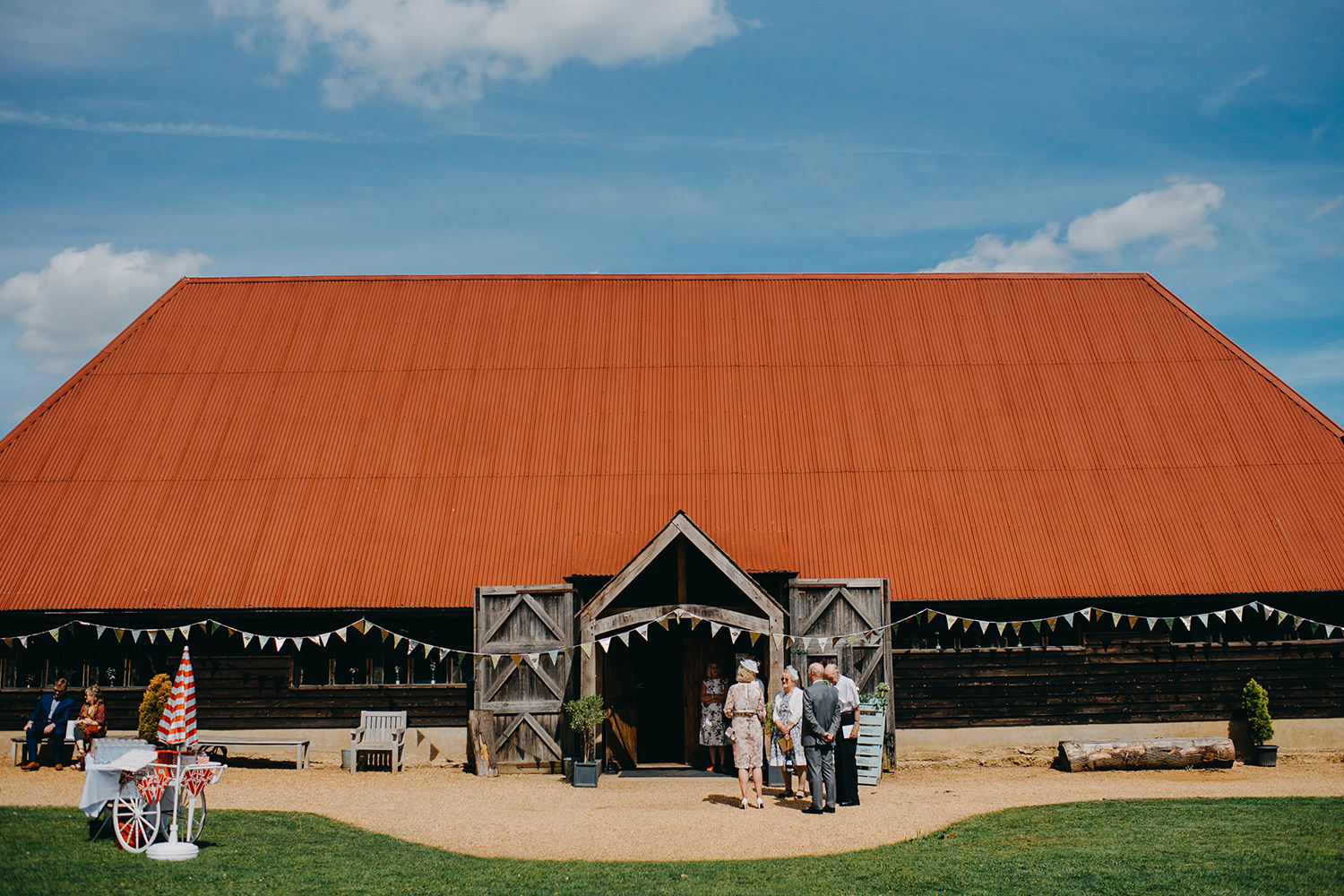 red-barn-wedding-photographer011.jpg