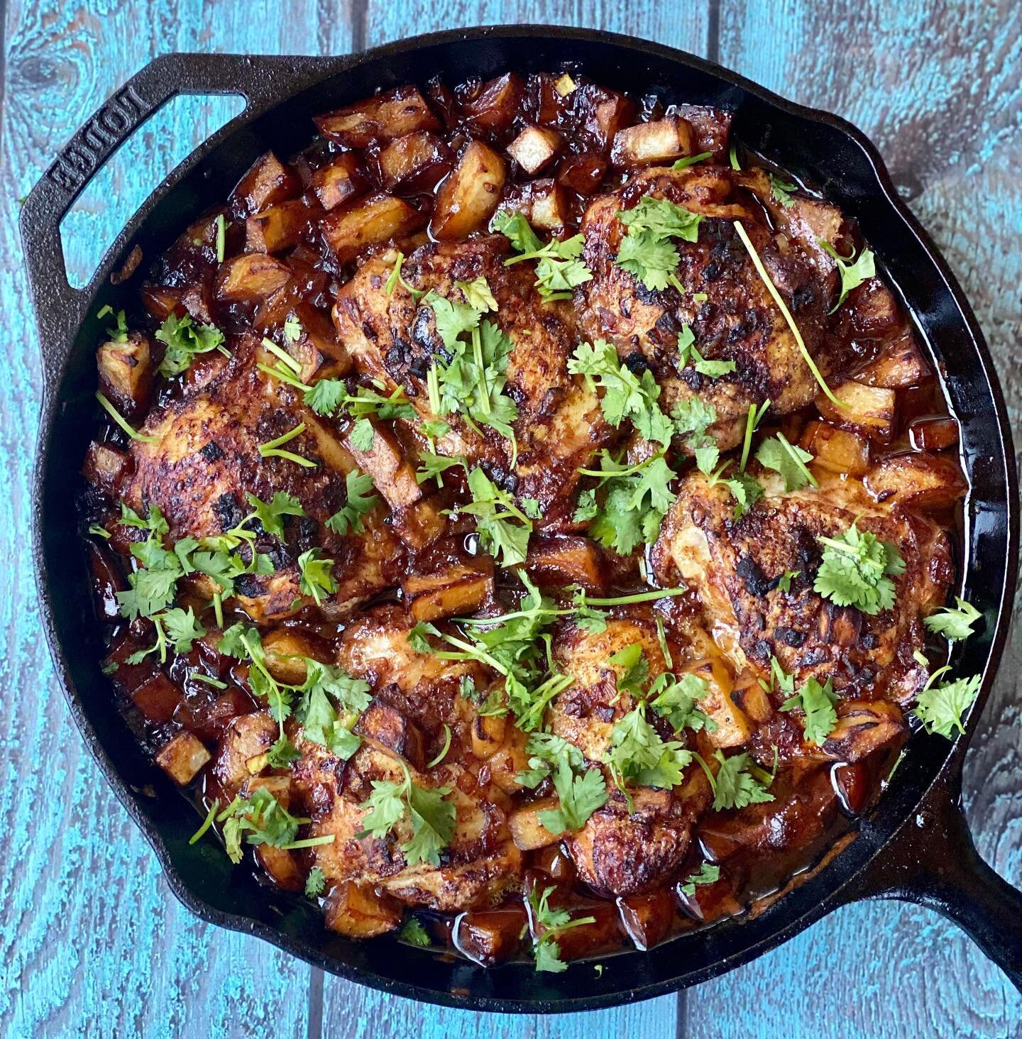 Chicken thighs and potatoes in a soy/honey/garlic sauce. I think my bad luck with the cast iron skillet is over🤓🥳!!

.
.
.
.
.

Season chicken thighs with salt and pepper, pan sear them in an oven-safe skillet in butter and olive oil, and set aside