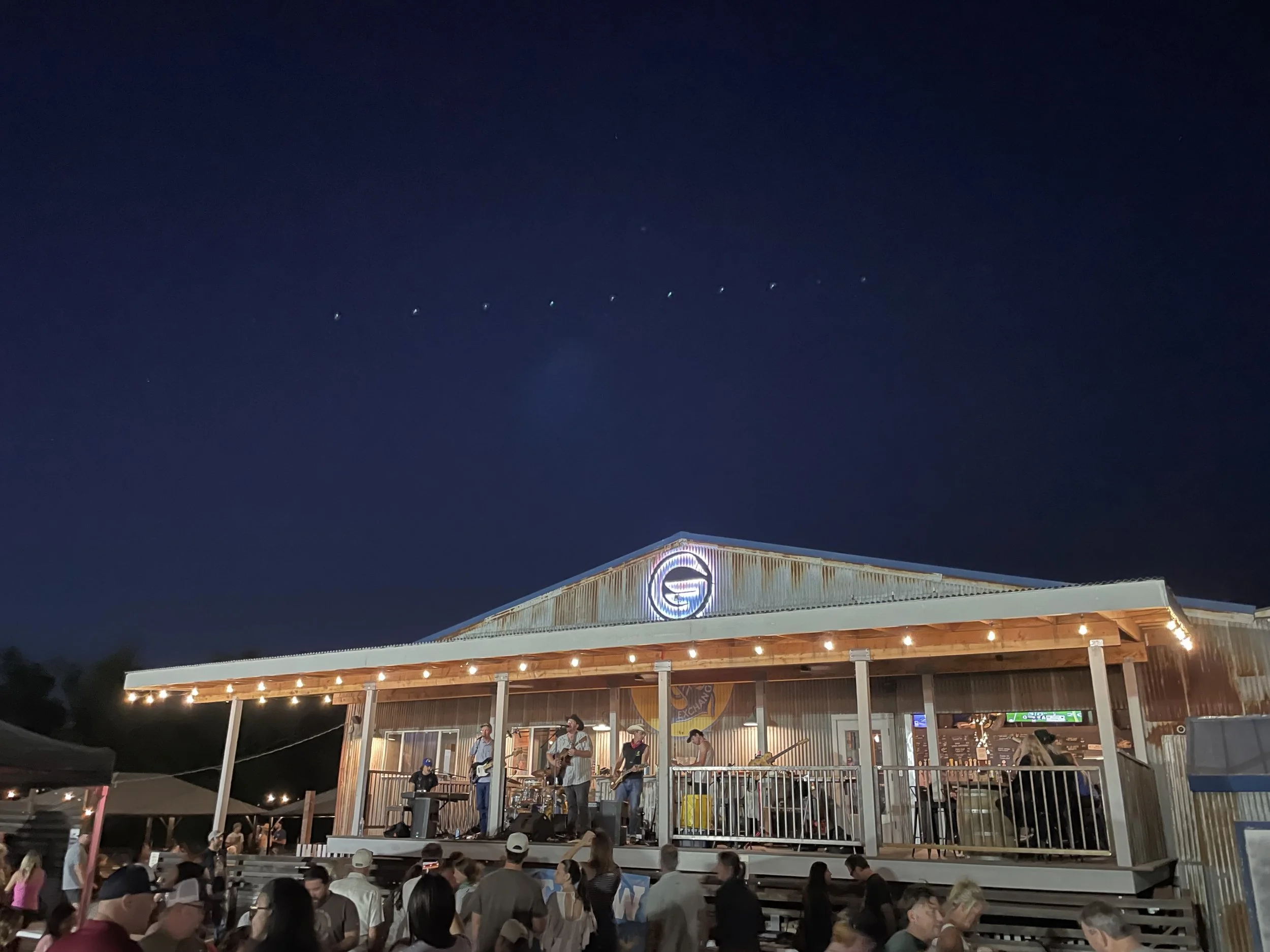 gander-live-music-patio-at-night.jpeg