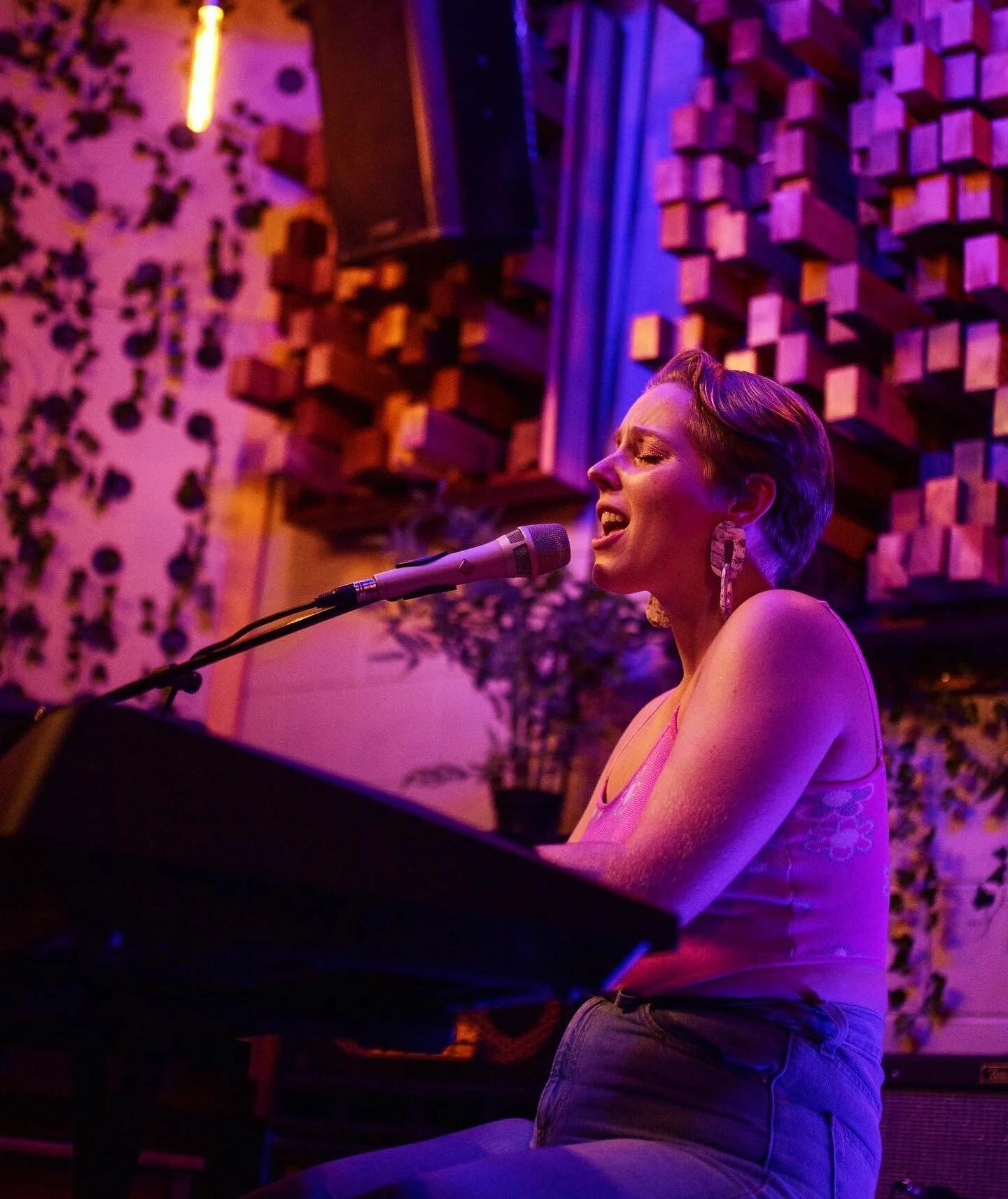 Current me + a very small SIESKI telling you to come to @guiltandco this eve Early Show 7-8 PM ✨💫🌝 Full band tonight ! Sharing the stage with @sebchamney @arthurdelahooke &amp; @colinsankeybass ✨

📸: @bluelightsessions shot by @nathan.isings