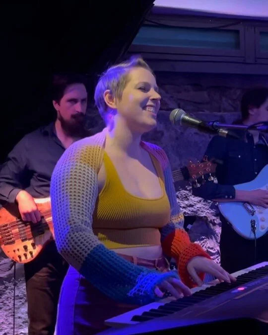 the viiiiebes lately 🧚🏻🧚🏻🧚🏻 

Swipe to see @sebchamney and I fit a length keyboard into a smart car 🚗 

1 - @laura.moore99 🫶🏻
8 - @cmarket_coffee ☕️