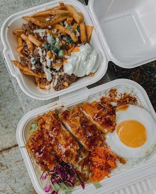 What a gorgeous sunny day! A Perfect day to indulge in our loaded bulgogi fries &amp; chicken Rice bowl! Come see us at 505 Burrard st and enjoy your day with us!
...
Check 👉 street food app
..
Mon-Fri 11-2:30pm at 505 Burrard st
..
🔥 special weeke