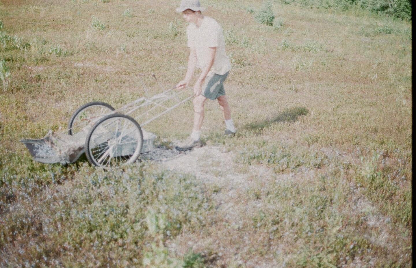 This is a push rake and here is master push raker Angus @anguscarter42 Last season Angus harvested 4882.73 lbs. with this thing. Can he harvest 5000 lbs this season? 6000 lbs.? The challenge is ON! #ewingfruitco #farmingwithfilm