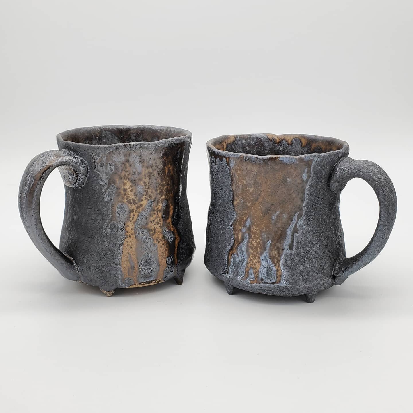 Pinched mugs from the #geoffpickettpottery wood salt kiln

Same clay and glazes as the previous post, but the clay became so metallic and glittery in the salt

------------

#mugshotmonday #ceramics #clay #pottery #cup #mug #stoneware #saltfired #woo