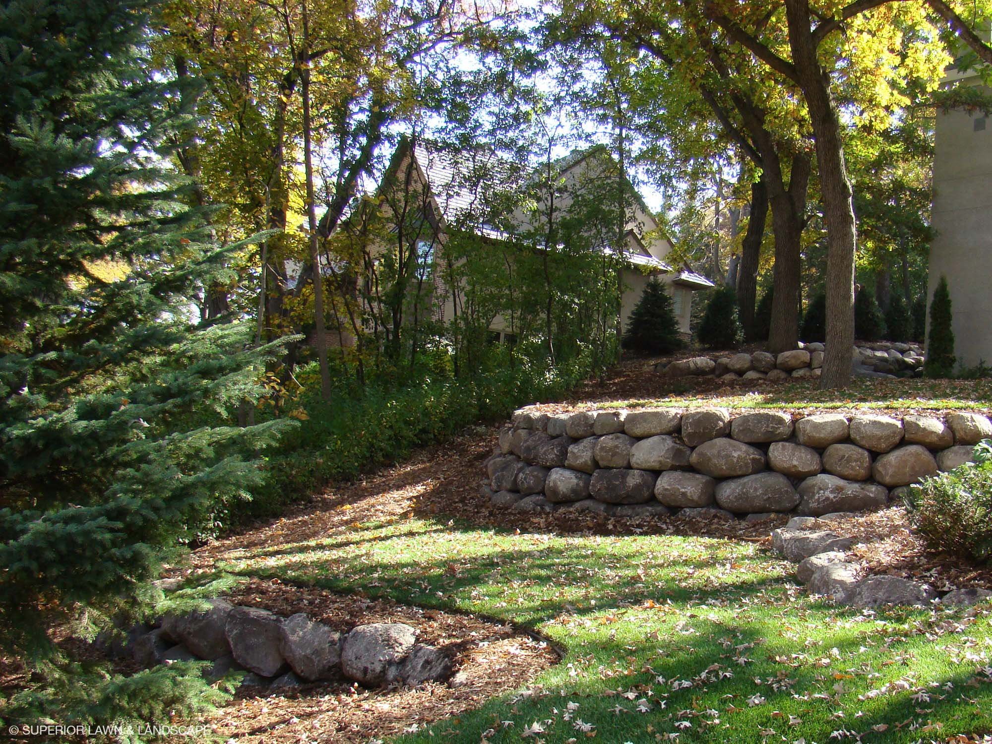 superior-lawn-landscape-retaining-walls-006-boulder-back-lawn.jpg