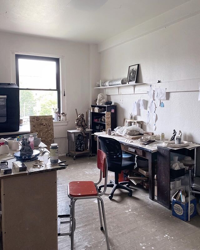 ... YAY, It feels good to be back!. I will now work part time from home, part time from the studio until things gets better. Today, the studio was a mess! Time for change! In the next days, the plan is to build the wooden shelf unit I have been dream