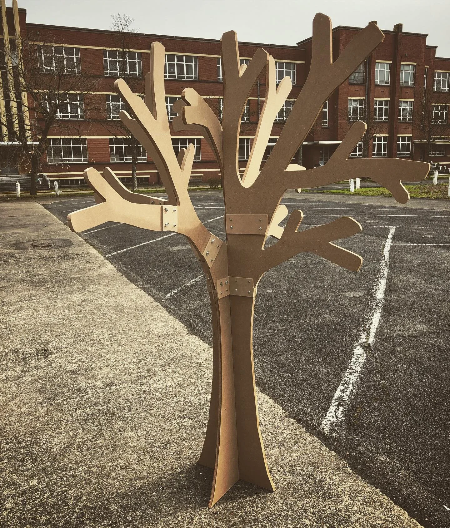 Deze boom van 2m10 staat binnenkort te schitteren in @tkwasteeltje laat de lente maar komen! 🌸🌿 #woodentree #handmade #wood #cnc #ooznest #decoration #madebysawdust