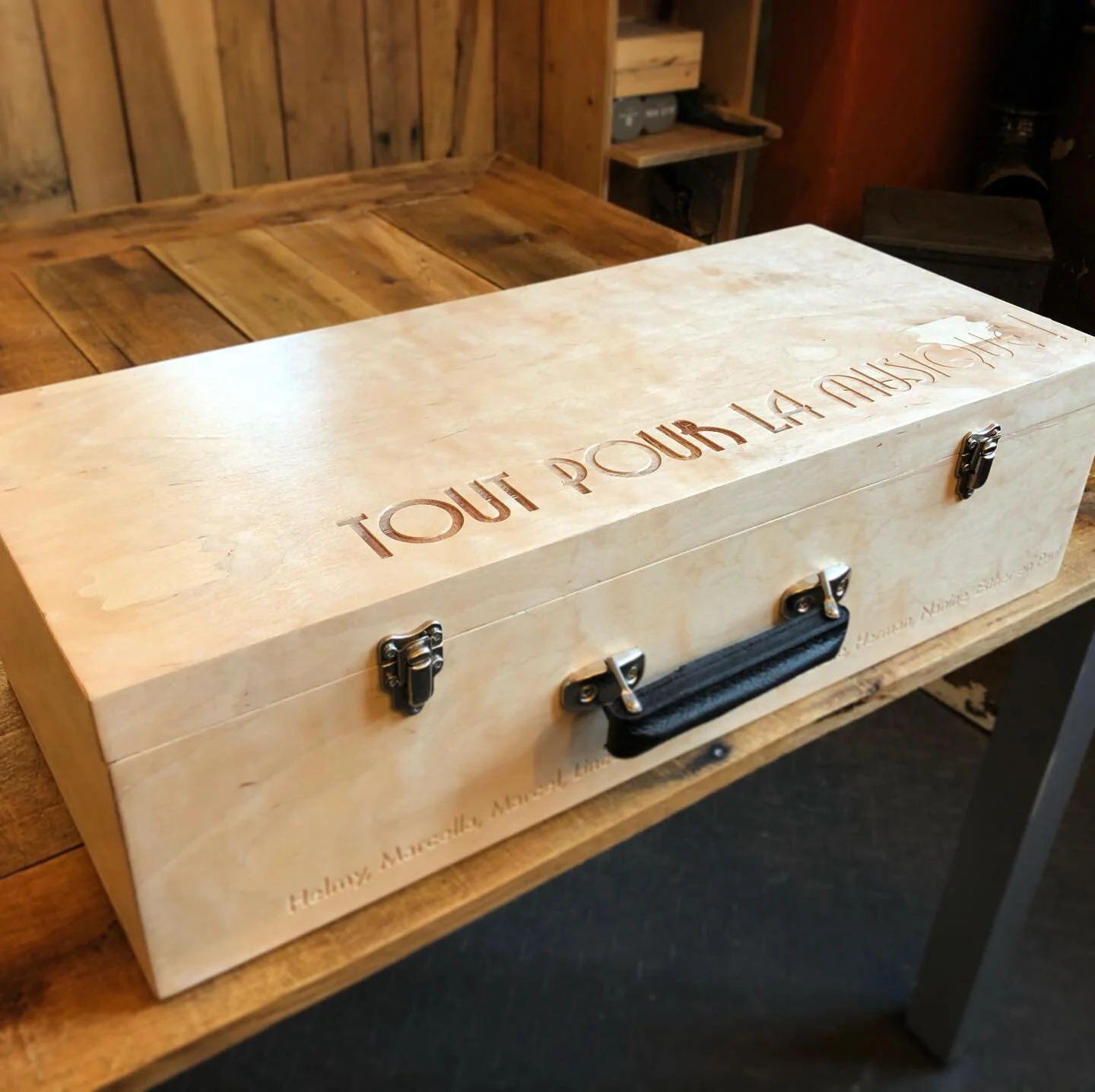 &ldquo;Feeling like a boss when you carry your case around in public.&rdquo; 🎷

Deze koffer werd op maat gemaakt voor een saxofonist die aan zijn welverdiende pensioen kan beginnen! 

Keep on playing! 🎶 #saxophone #woodencase #cnc #ooznest #handmad