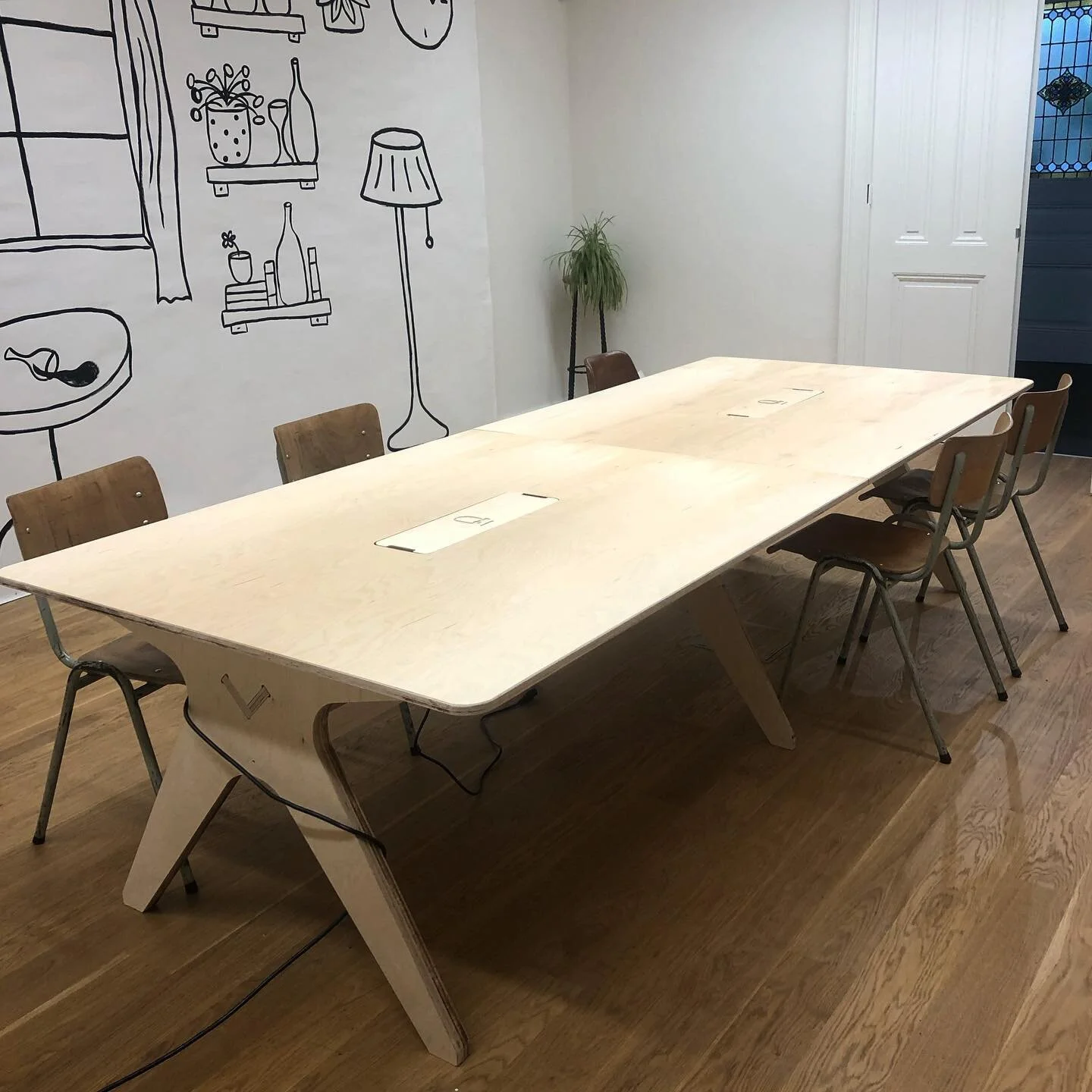 Voor @thequickbrownfoxes maakten we deze nieuwe werktafel. Dat wordt ordelijk werken, want kabels kunnen netjes weggewerkt worden in de daarvoor voorziene én gepersonaliseerde bakjes in het midden van de tafel. 💻

#office #meetingtable #cnc #multip