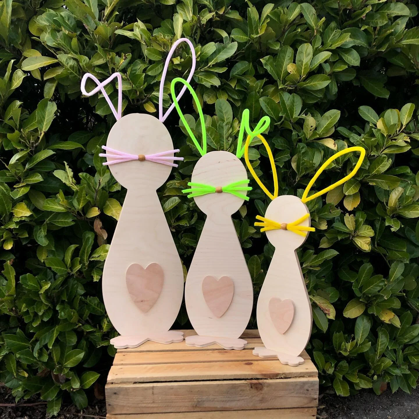 Deze 3 vriendjes zijn al helemaal klaar voor hun grote paasavontuur 🐰🐰🐰#pasen #konijnen #hout #cnc #ooznest