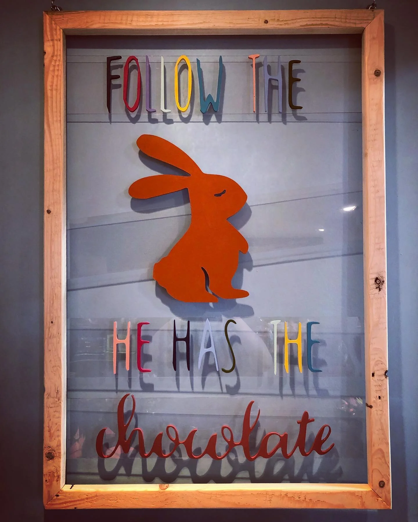 Hij die bij jou ook wat achtergelaten? 😉🐰#pasen #chocolade #paaseitjes #ooznest #sawdust