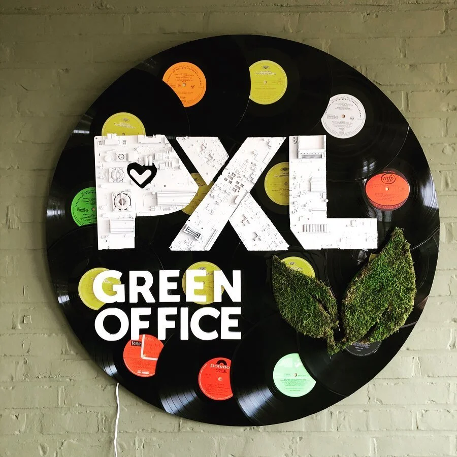 Voor #pxl green office maakten we dit logo! Dit logo bestaat voor 99% uit gerecycleerd materiaal. #pxlhasselt #upcycling #sawdust #afval