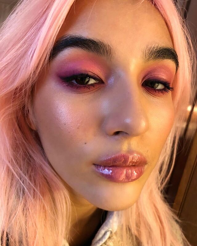 Pink is the new black 🖤💗 Using @anastasiabeverlyhills