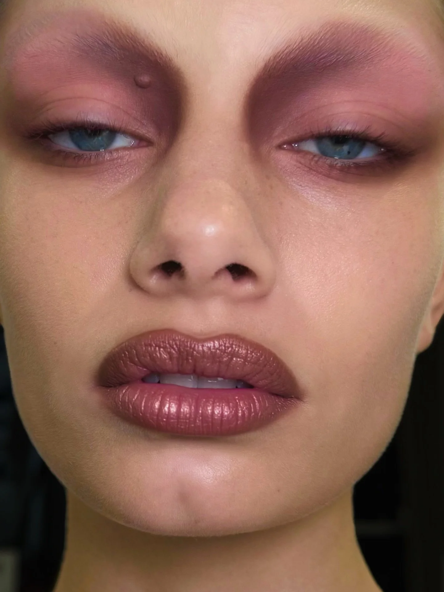 Blocked brows and blown out pink-coral eyes w/ @camille.dykstra &amp; @adamgarland__ 

Using @hudabeauty Ruby Obsessions &amp; Coral Obsessions palettes