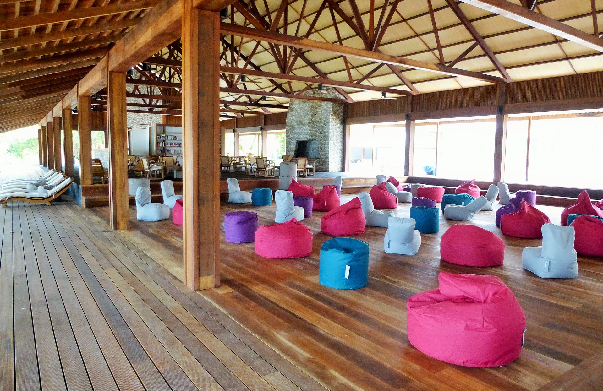 Barefoot_Resort-Maldive-Lounge-Wadi_Destination.jpg