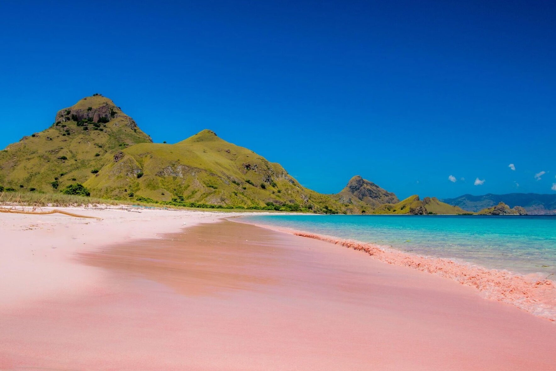 indonesia-flores-komodo-pink-beach-spiaggia-rosa-wadi-destination.jpg