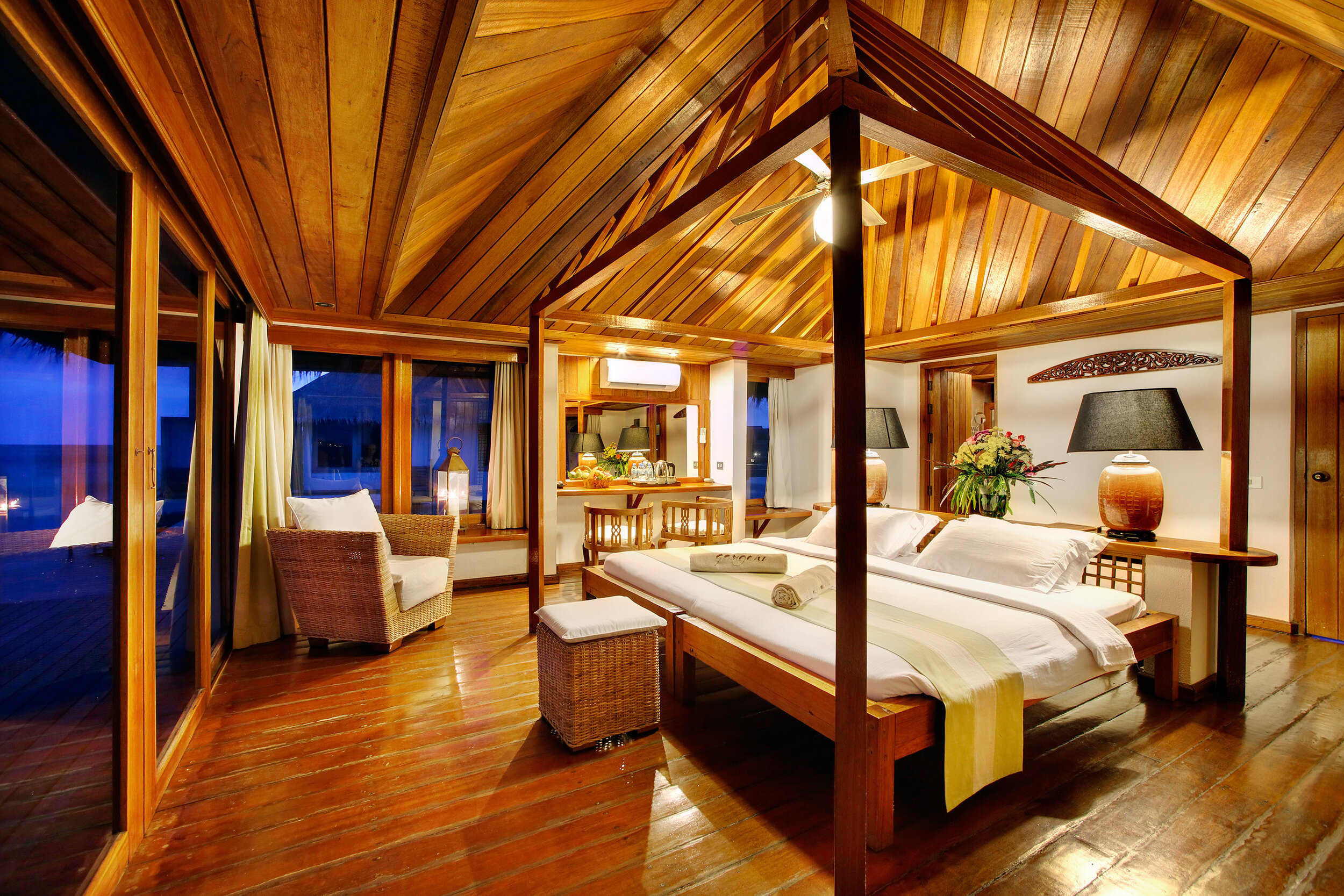 maldive-hotel-gangehi-interno-overwater-villa-wadidestination.jpg