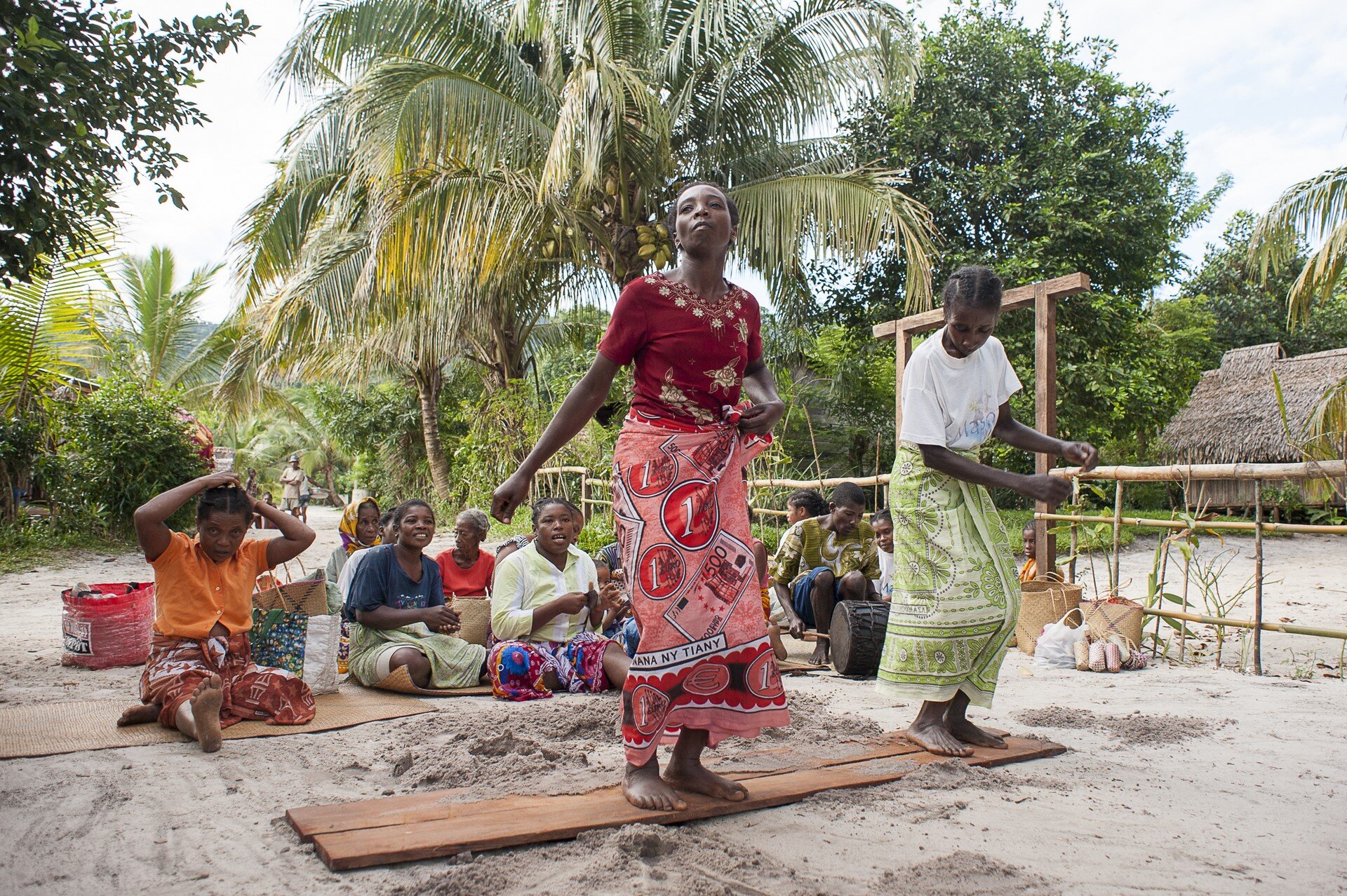 viaggi-madagascar-masoala-forest-lodge-danze-nel-villaggio-wadidestination.jpg.jpg