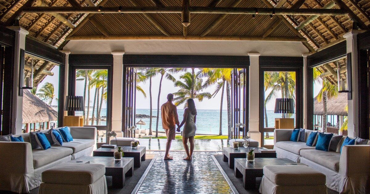 mauritius-constance-belle-mare-plage-lounge-couple-wadidestination.jpg