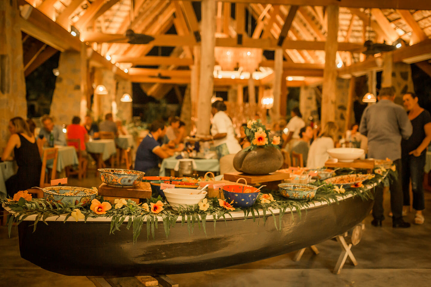 seychelles-praslin-les-lauriers-eco-hotel-buffet-wadi-destination.jpg