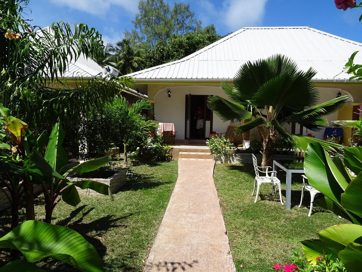 seychelles-etoile-labrine-guest-house-accesso-bungalows-isola-la-digue-wadi-destination.jpg