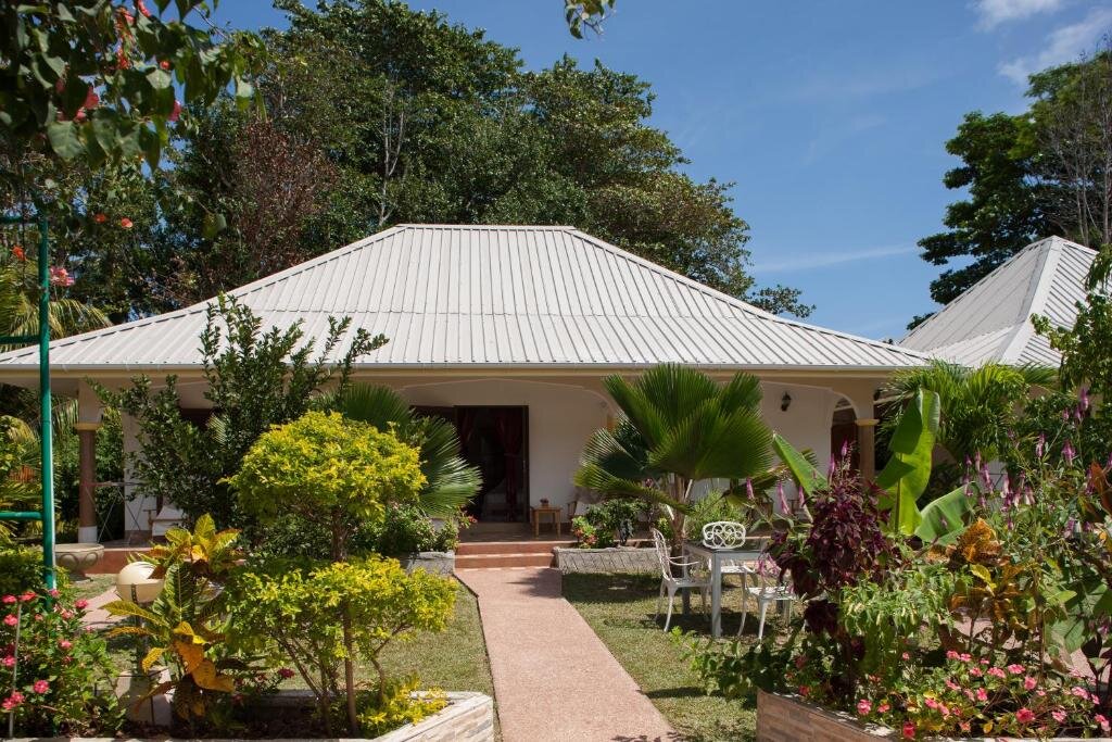 seychelles-etoile-labrine-guest-house-esterno-camere3-isola-la-digue-wadi-destination.jpg
