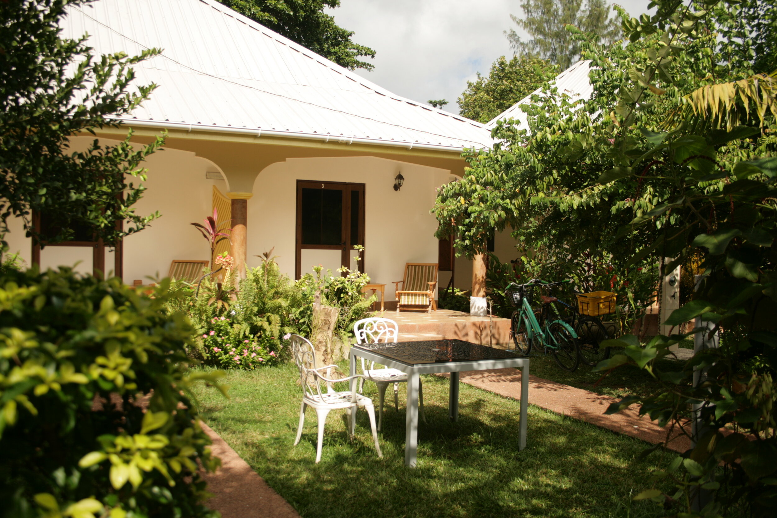 seychelles-etoile-labrine-guest-house-bungalows-giardino-isola-la-digue-wadi-destination.JPG