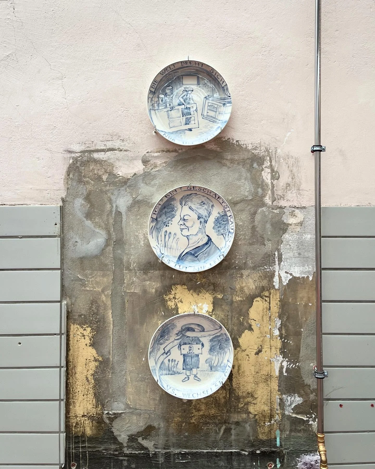 &bdquo;Catch 22&ldquo;. Made for FIGHT OR FLIGHT Il@fightorflight.berlin - an exhibition about money that is on display till 22.06.2025 in StadtWERKSTATT Friedrichshain-Kreuzberg
Curated by @julielegouez and @reiterkunst #zokotucha #porcelain #drawin