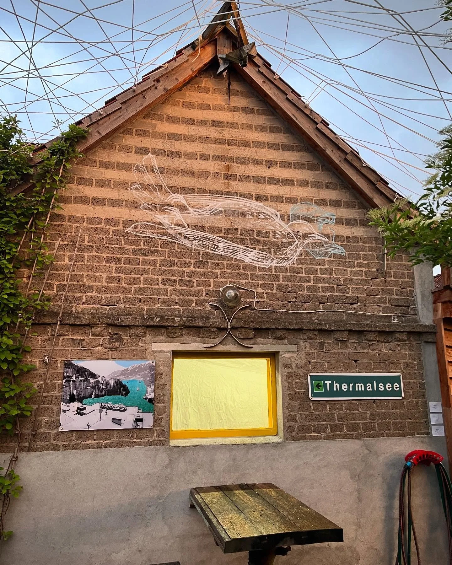 ✨After the rain comes sun in a magical place with my old Jansa crew, Sophie, Jona and Patrick @patrick_timm_patteist 
#zokotucha #drawing #museumgerdahaus #exhibition #sparkleandschine