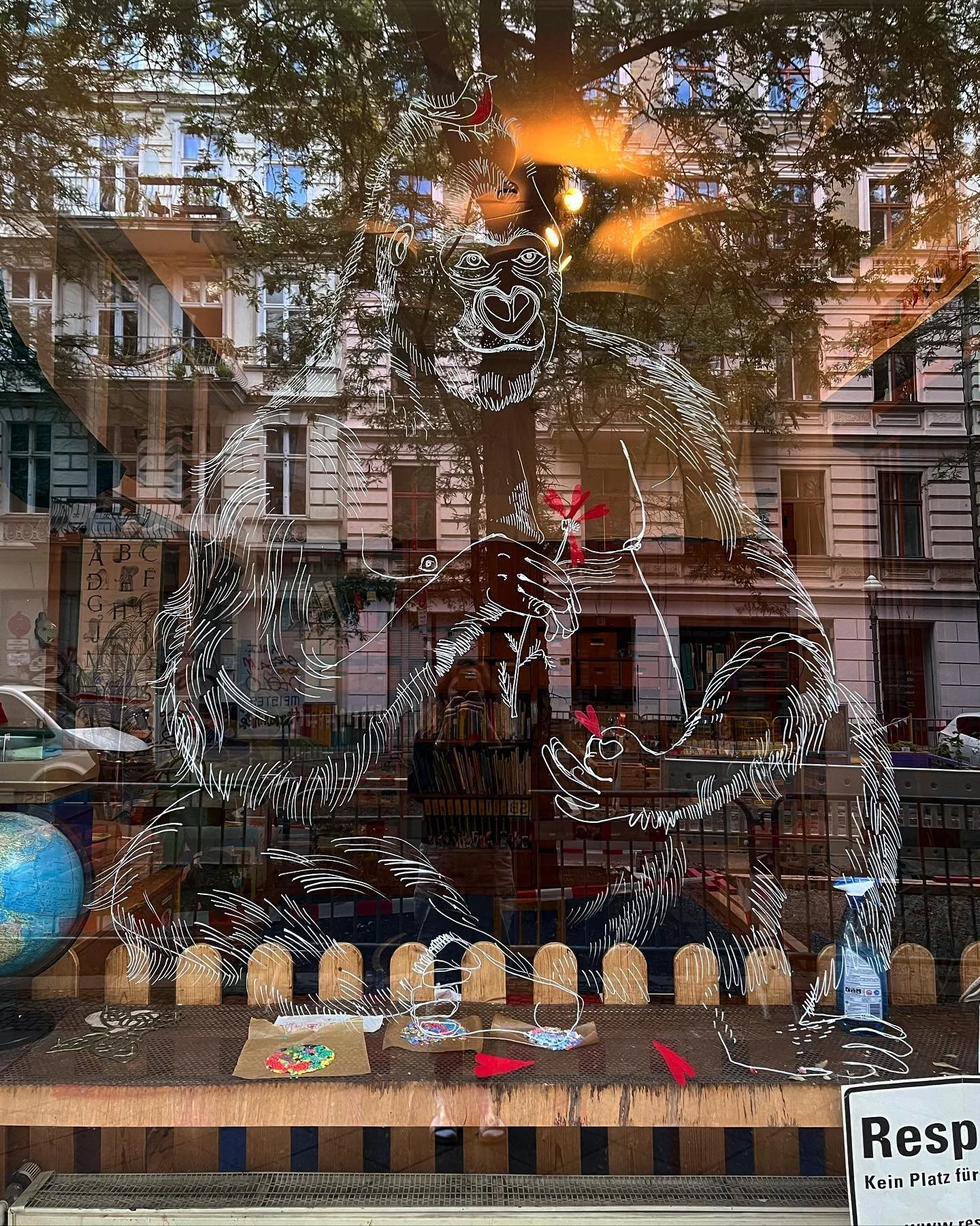 &hearts;️He loves me he loves me not... #zokotucha #schaufenster #kreuzberg #graefekiez #drawing #respect #gorilla #sparkleandshine