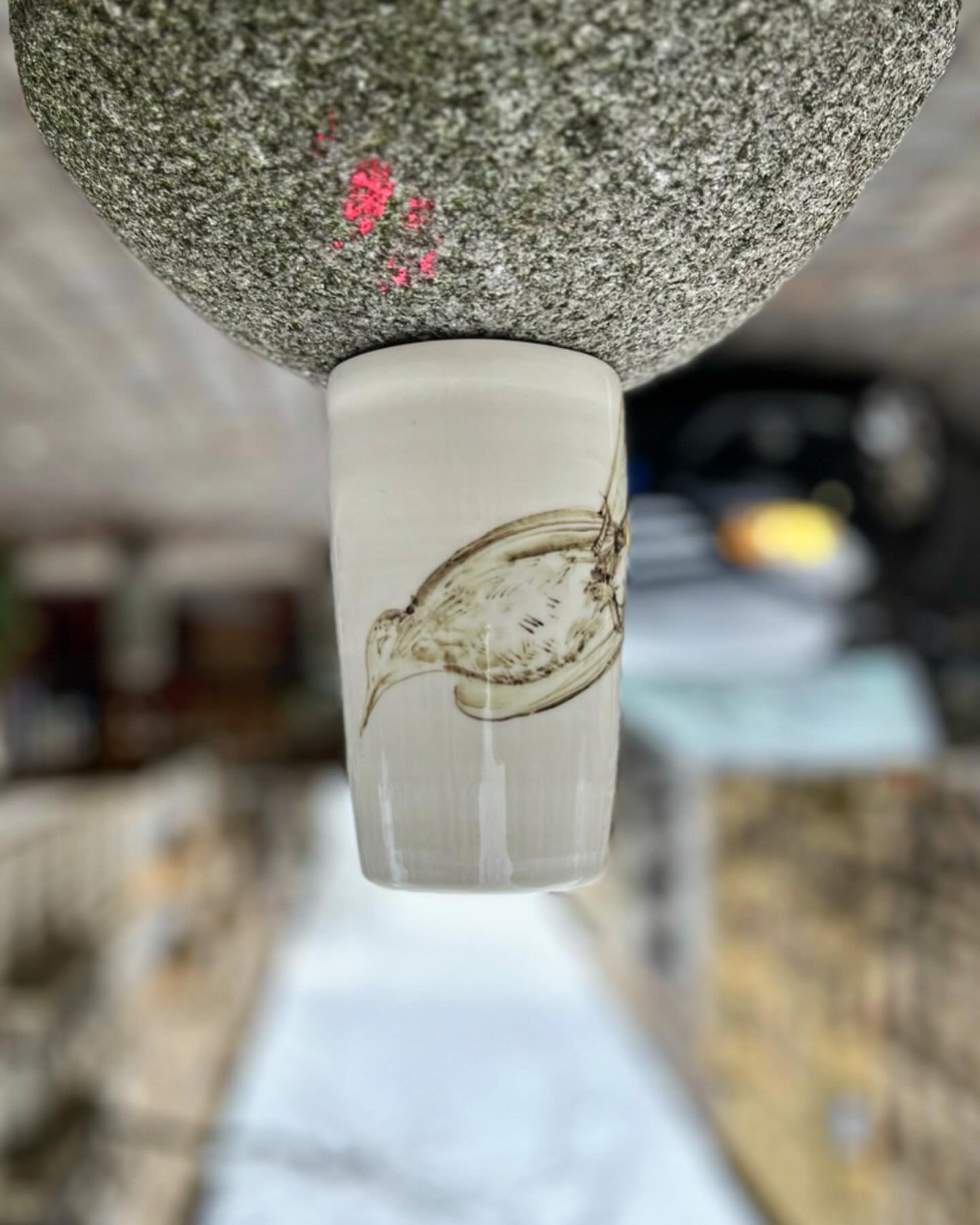 Flying high 🪶#zokotucha #porcelain #drawing #ilovekotti #dove #madeinberlin #sparkleandshine