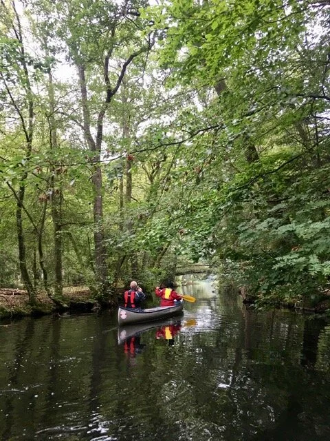 Under den hvide bro sejler en båd med to