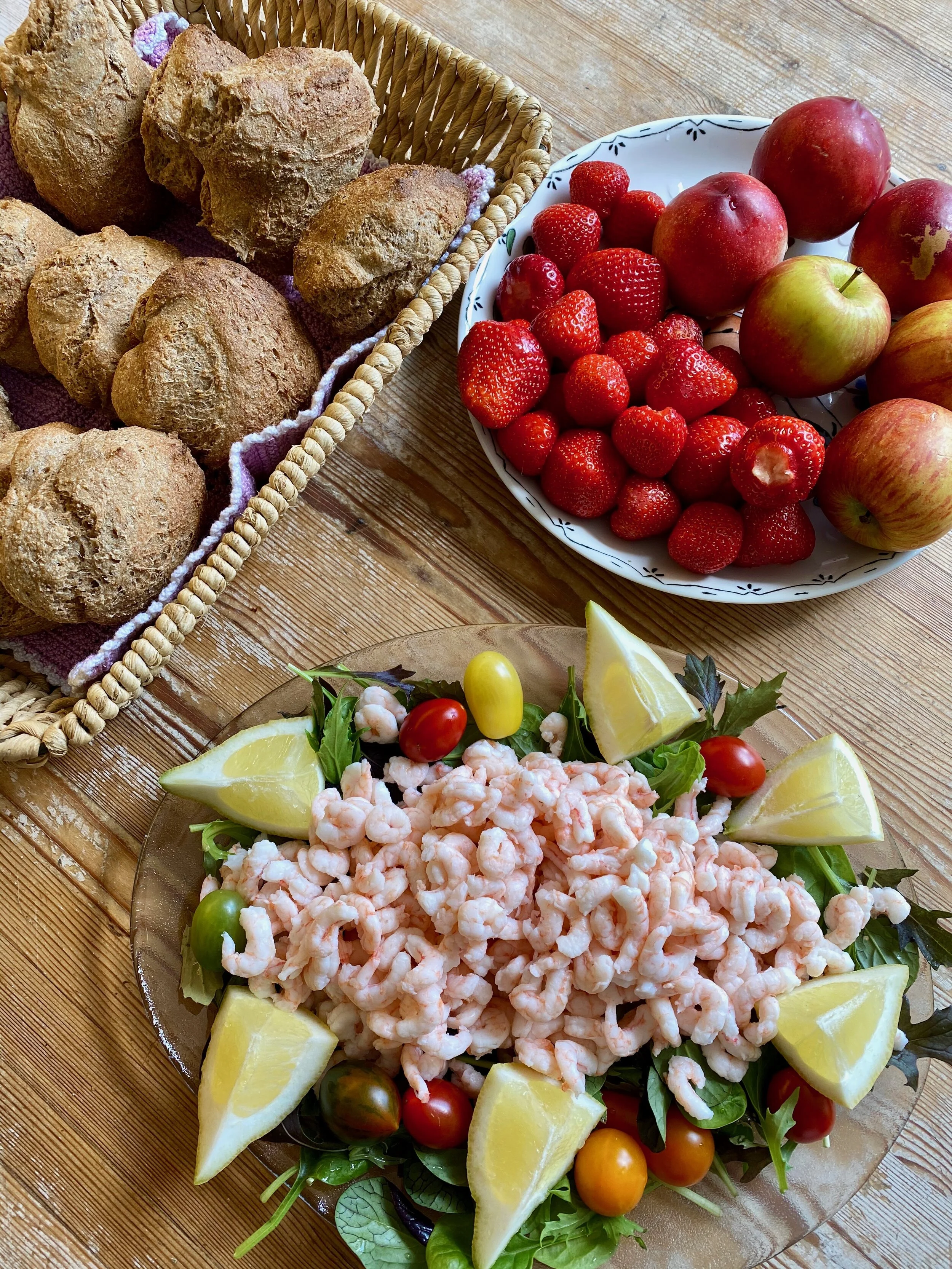 Håndpillede rejer, ølandsbrød - og danske jordbær