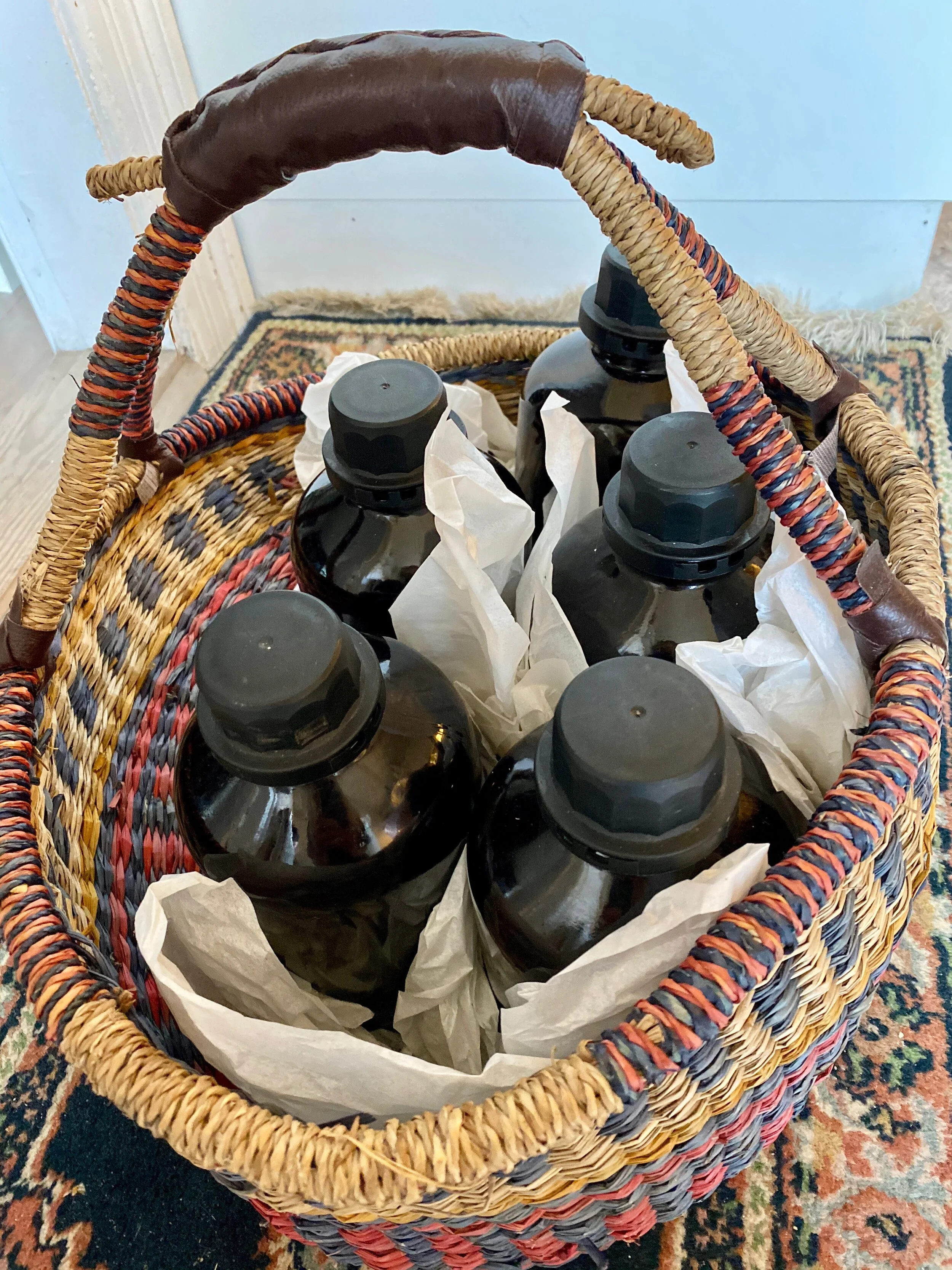 Lækker hjemmelavet saft i den smukkeste kurv