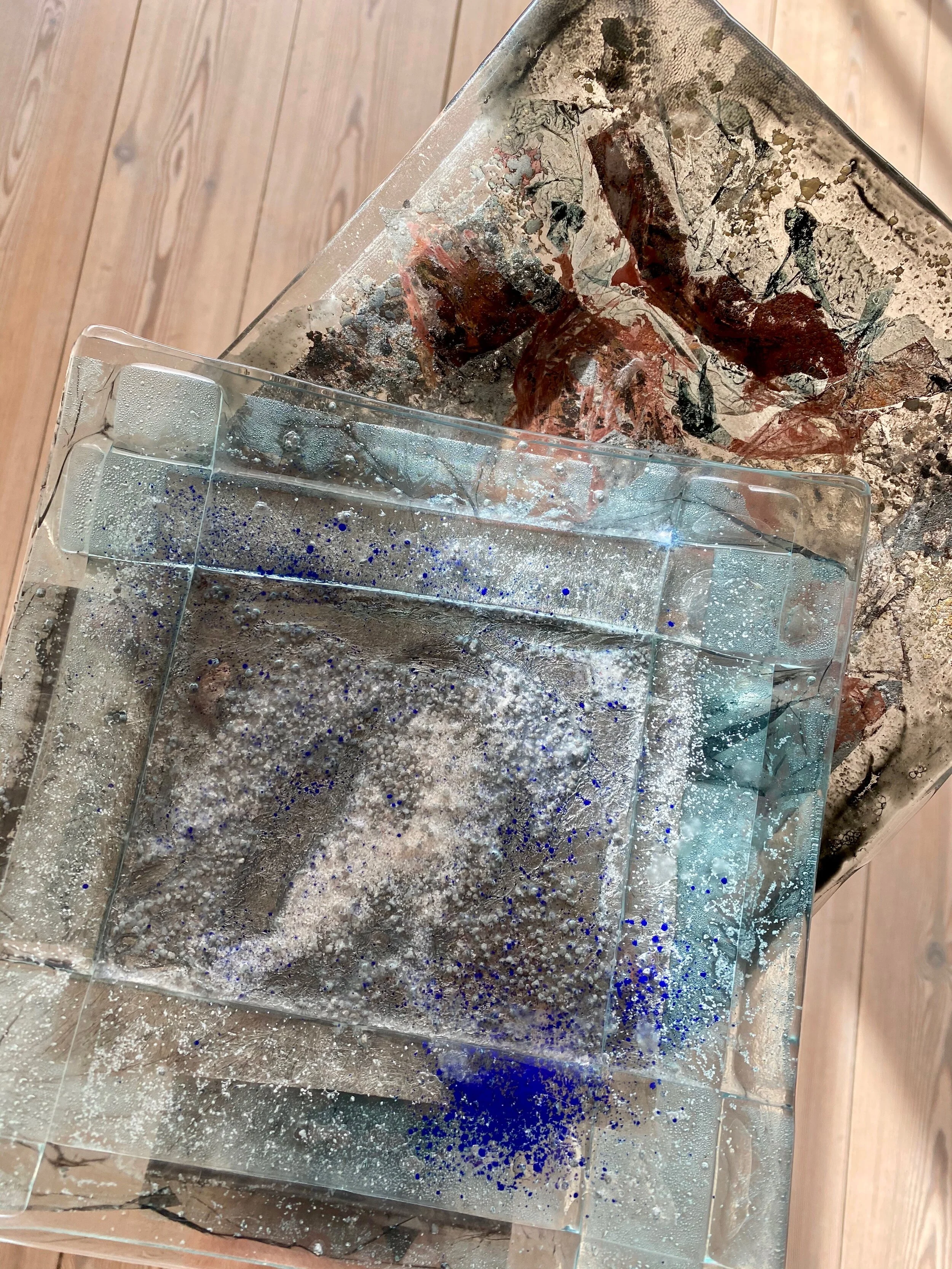 Håndlavede glasfade kalder på fredagsslik eller andre godter