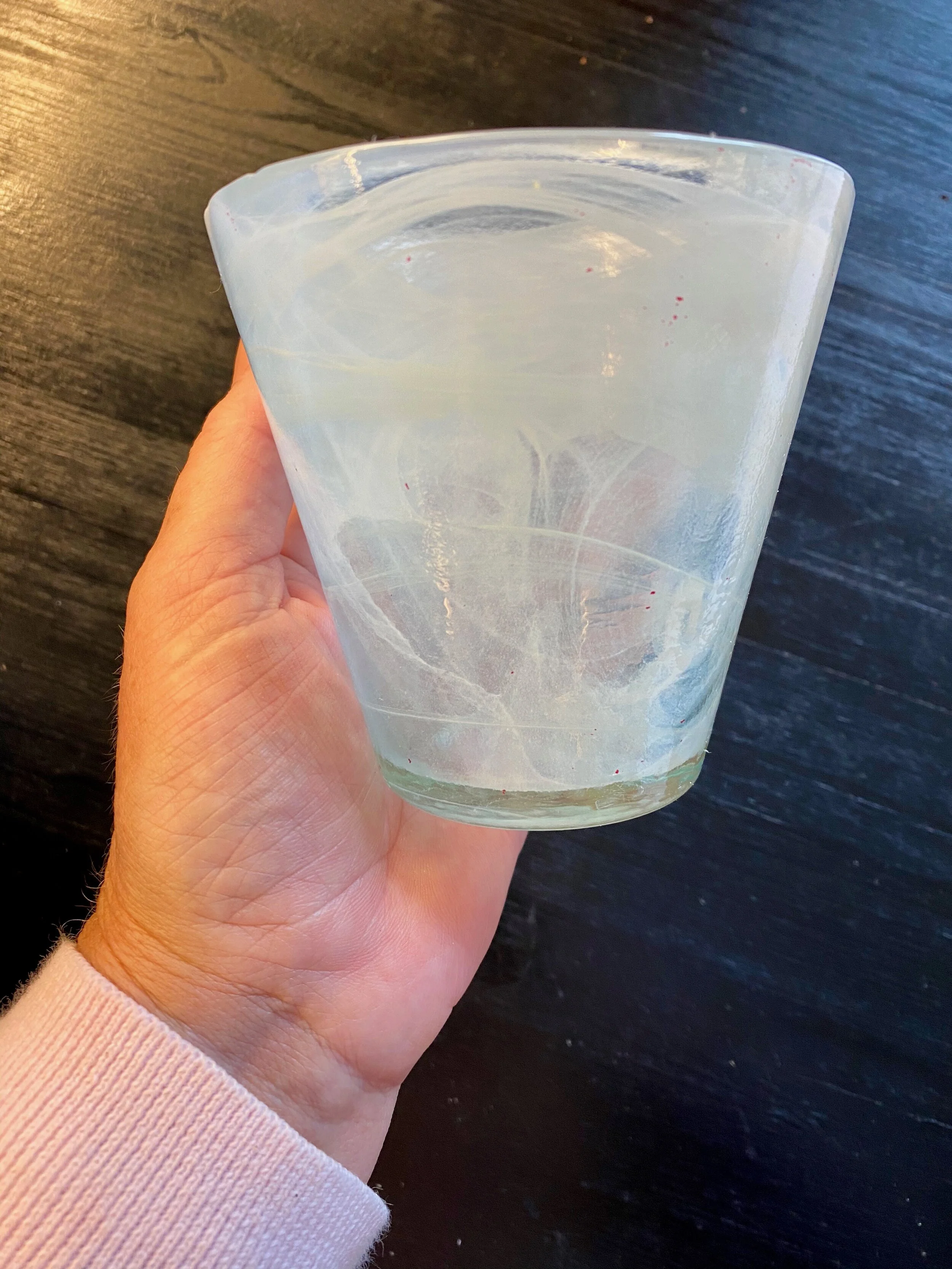 Efter afrensning af den røde farve er glasset nu hvidt